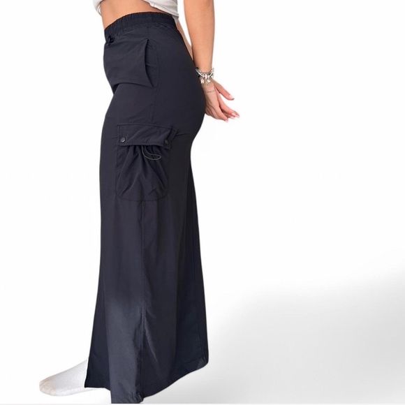 Elegant Black Cargo Skirt - Picture 2 of 3